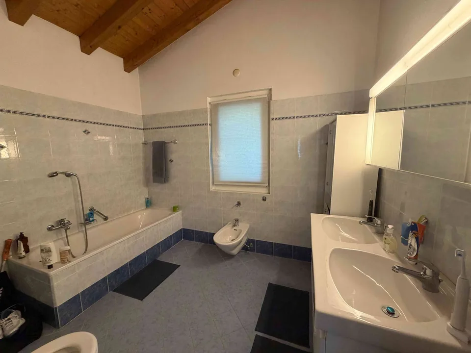 Einzigartige Einfamilienvilla mit Pool, Doppelgarage und Seeblick – Foto 15 von 17