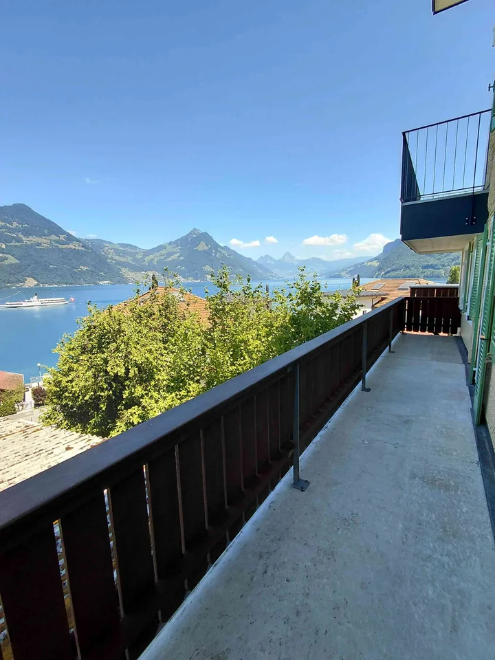 Ampio appartamento luminoso di 3,5 locali con vista meravigliosa sul lago