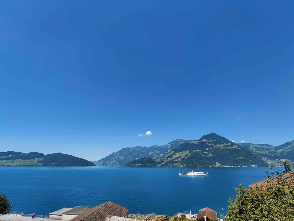 Ampio appartamento luminoso di 3,5 locali con vista meravigliosa sul lago