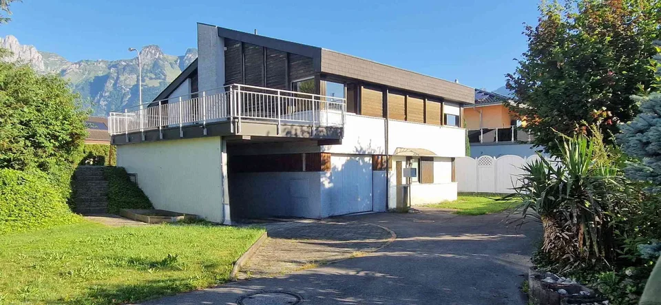 Freistehendes Einfamilienhaus mit Pool