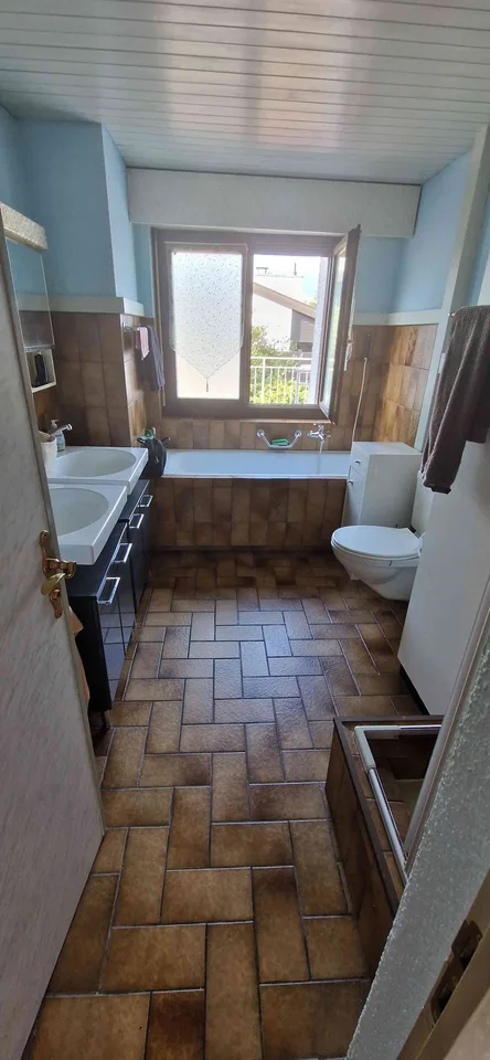 Freistehendes Einfamilienhaus mit Pool