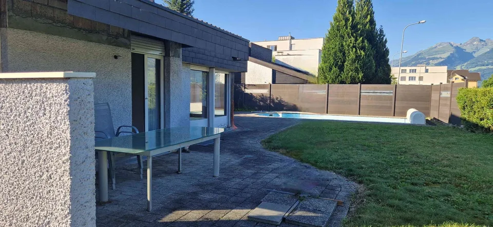 Freistehendes Einfamilienhaus mit Pool – photo 8 of 13