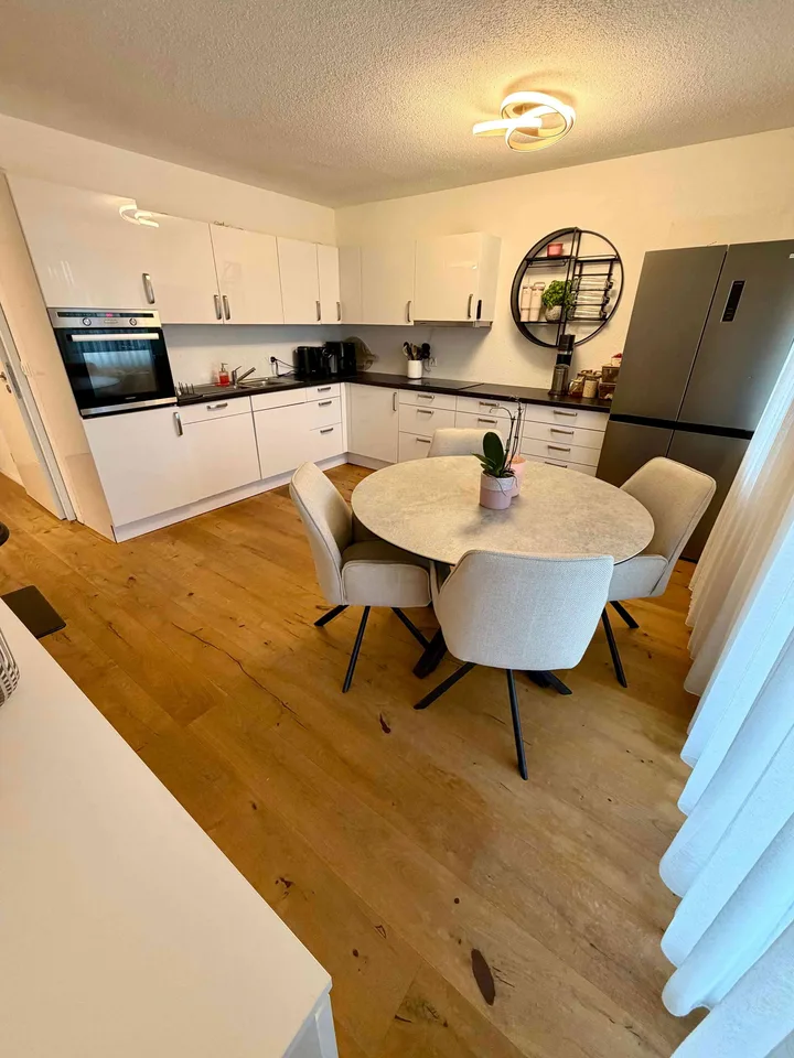 Stilvoll sanierte 3.5-Zimmer-Eigentumswohnung mit Whirlpoolbadewanne,