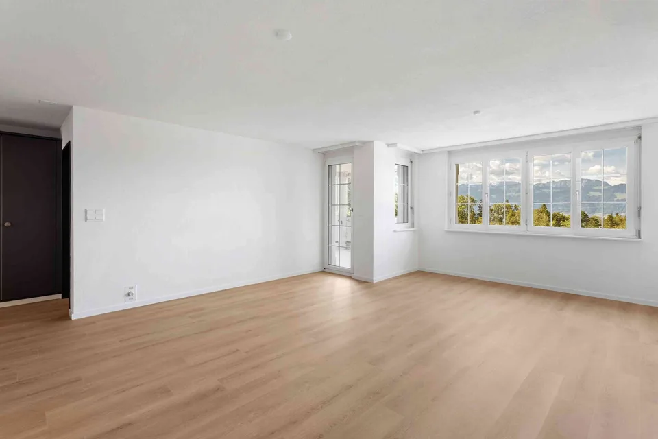 Renovierte, grosszügige und helle 4 .5 Wohnung mit Weitsicht