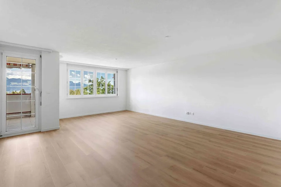 Renovierte, grosszügige und helle 4 .5 Wohnung mit Weitsicht