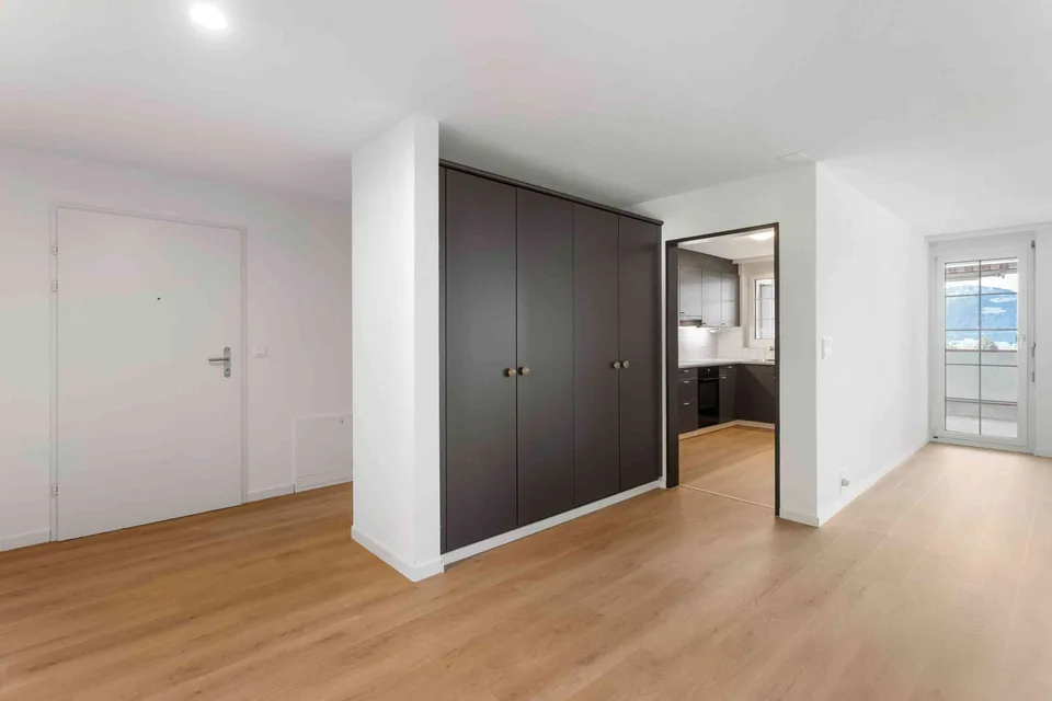 Renovierte, grosszügige und helle 4 .5 Wohnung mit Weitsicht