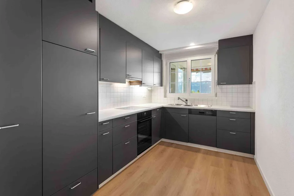 Renovierte, grosszügige und helle 4 .5 Wohnung mit Weitsicht