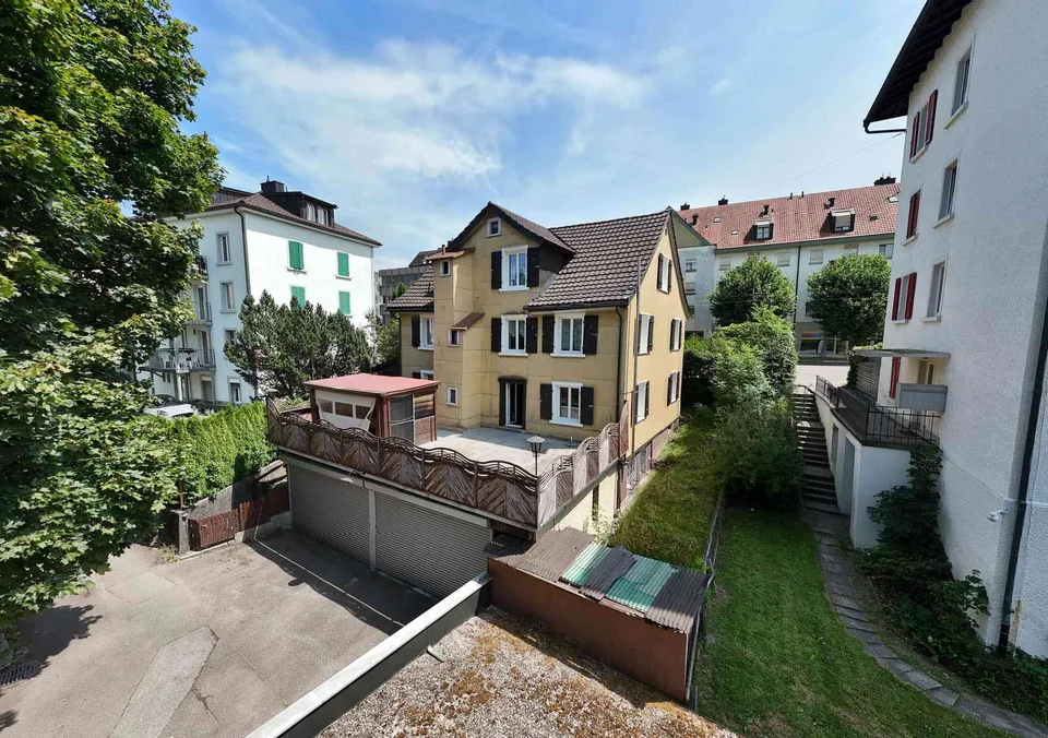 Zweifamilienhaus mit vielseitigen Nutzungsmöglichkeiten/ 4 Garagen