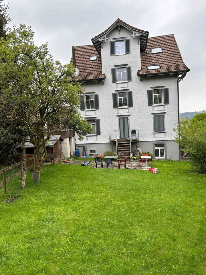 Teilsaniertes Mehrfamilienhaus an bester Lage in Abtwil
