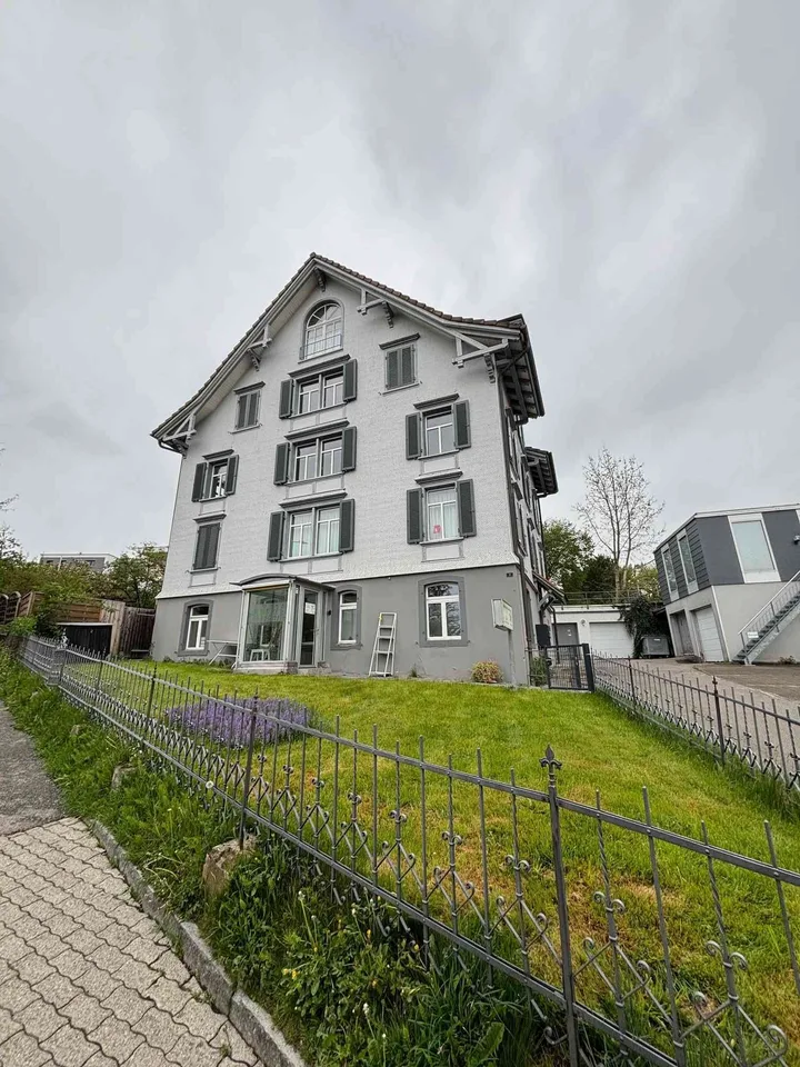 Teilsaniertes Mehrfamilienhaus an bester Lage in Abtwil