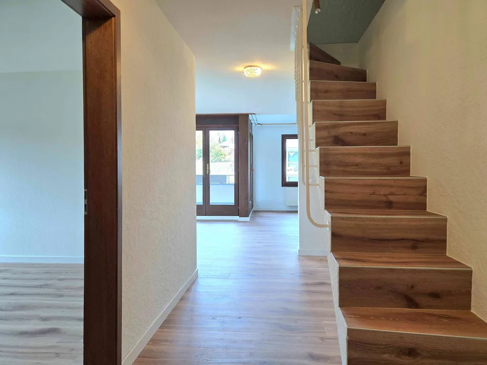 Äusserst charmante & frisch sanierte 3.5-Zi.-Maisonette-Dachwohnung