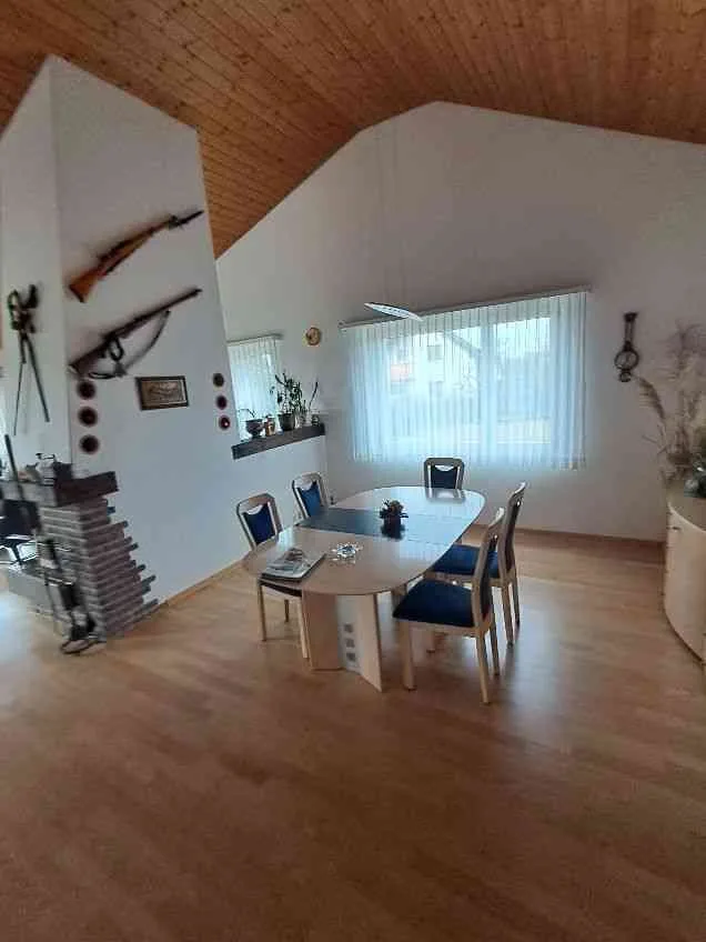Freistehendes Einfamilienhaus mit Sicht auf die Alpen