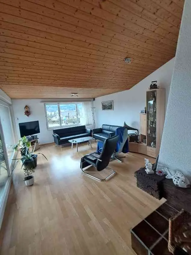 Freistehendes Einfamilienhaus mit Sicht auf die Alpen