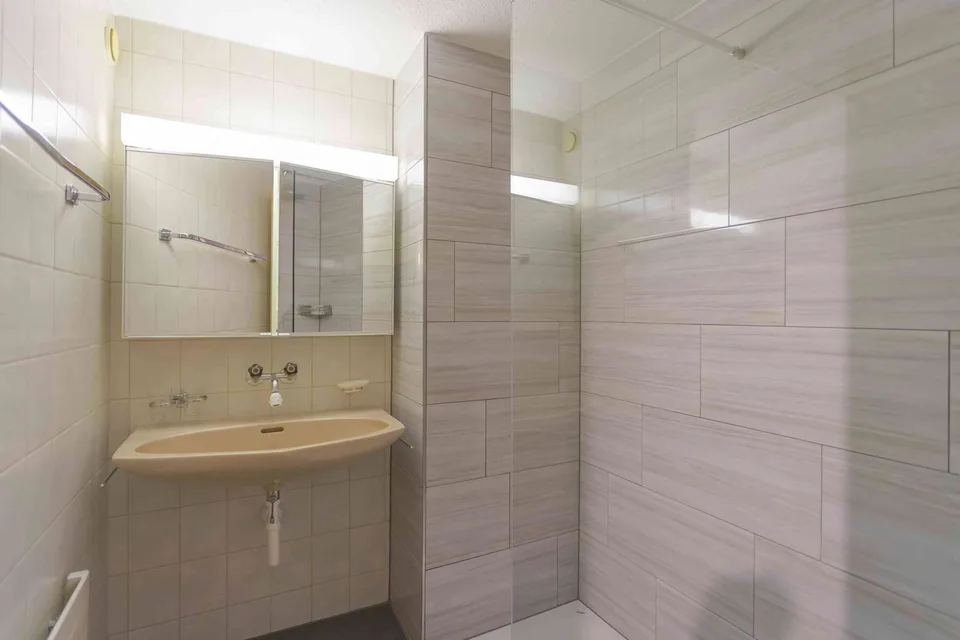 praktische, zentrale 2½-Zimmer-Gartenwohnung – Foto 10 von 12
