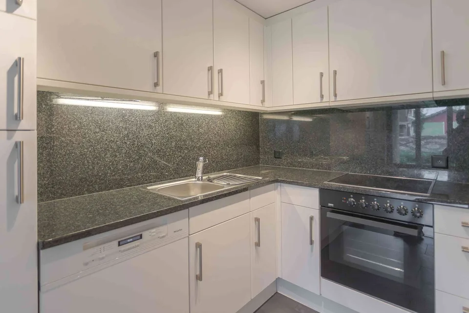 praktische, zentrale 2½-Zimmer-Gartenwohnung – Foto 6 von 12