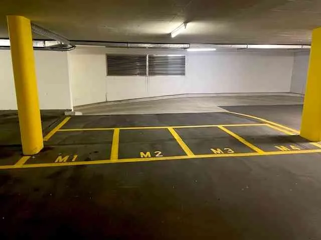 Motorrad Parkplatz in Tiefgarage