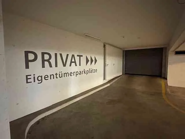 Motorrad Parkplatz in Tiefgarage
