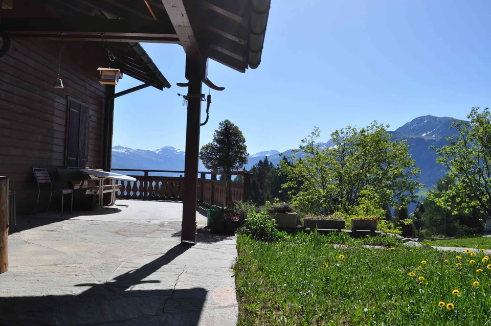 Charmantes 7-Zimmer-Chalet in Churwalden mit atemberaubendem Bergpanorama – Foto 5 von 6