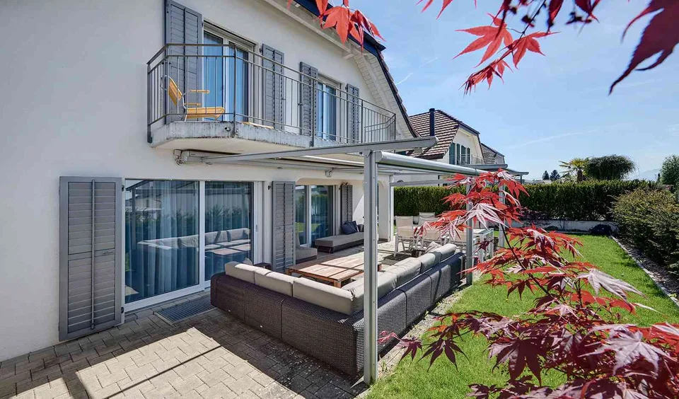 Helles Doppeleinfamilienhaus nahe Zürich mit viel Raum
