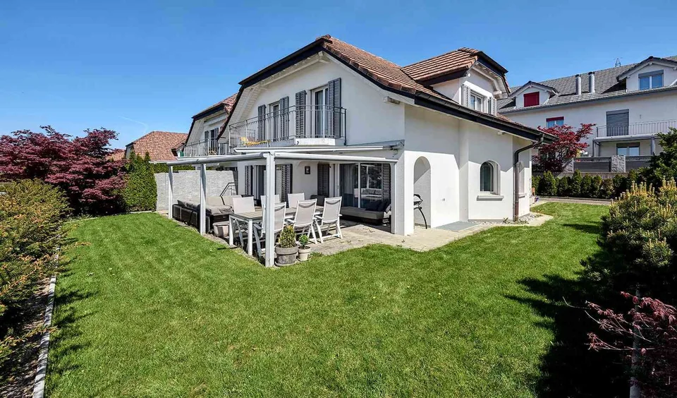 Helles Doppeleinfamilienhaus nahe Zürich mit viel Raum