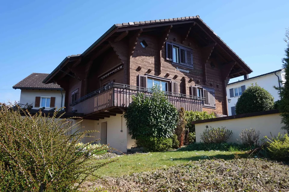 Chalet mit Entwicklungspotenzial an bevorzugter ruhiger Lage
