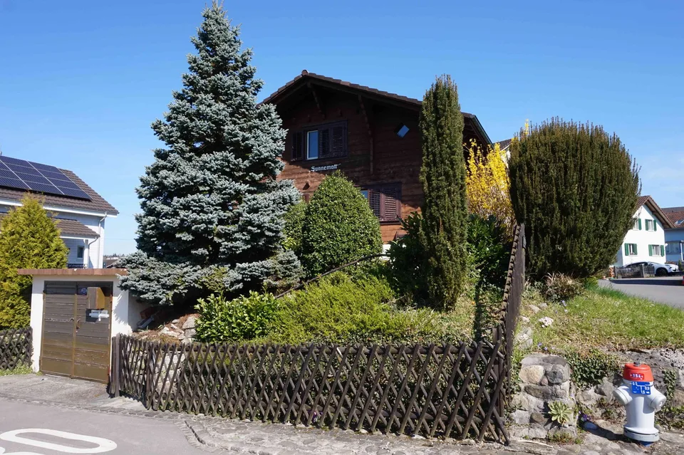 Chalet mit Entwicklungspotenzial an bevorzugter ruhiger Lage