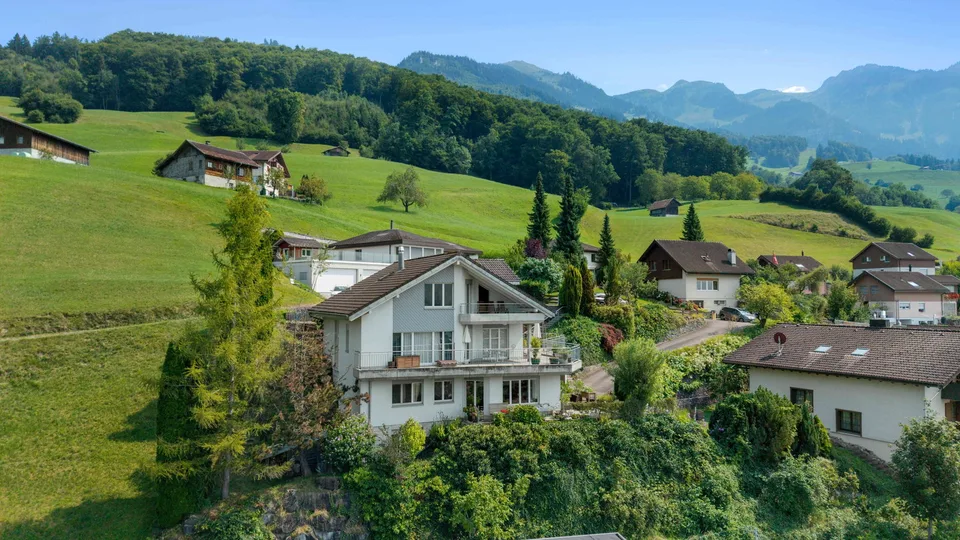 Freistehendes, modernes Einfamilienhaus mit zwei Wohnungen