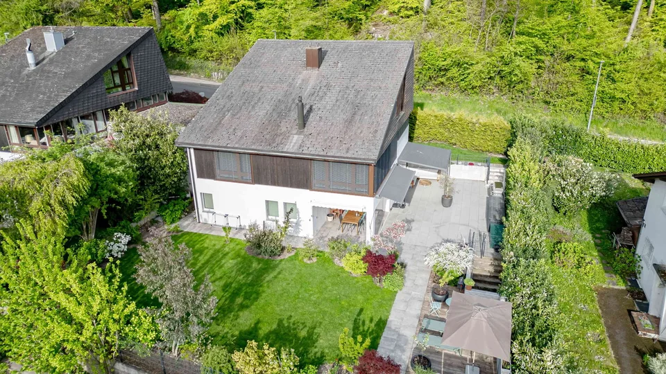 Kernsaniertes EFH mit Aussicht in Geroldswil — direkt am Naherholungsg
