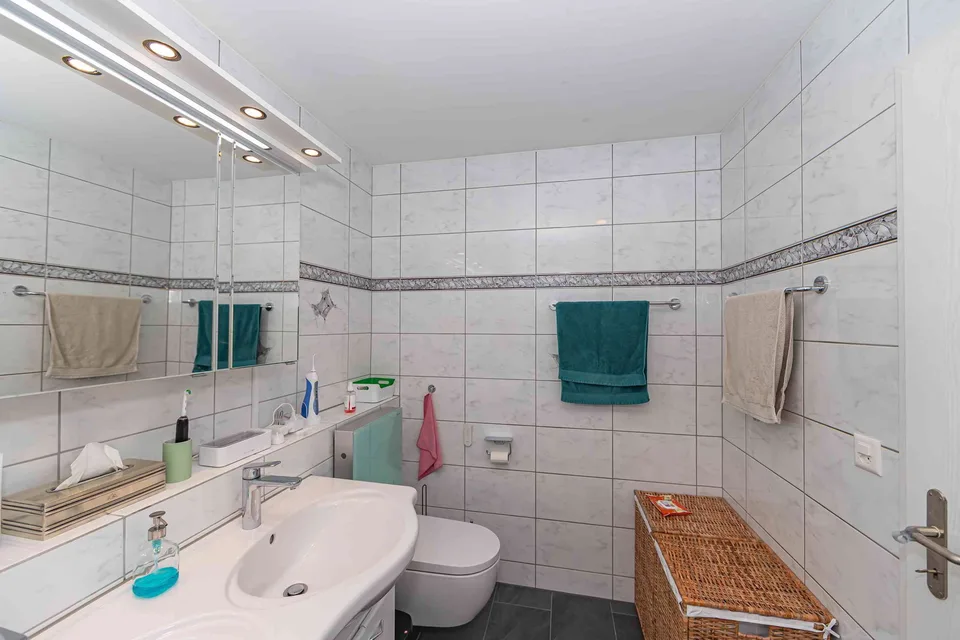neu renovierte 4½-Zimmerwohnung im 1. OG mit zwei Balkonen – Foto 7 von 12