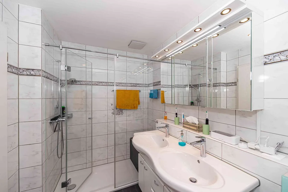 neu renovierte 4½-Zimmerwohnung im 1. OG mit zwei Balkonen – Foto 6 von 12