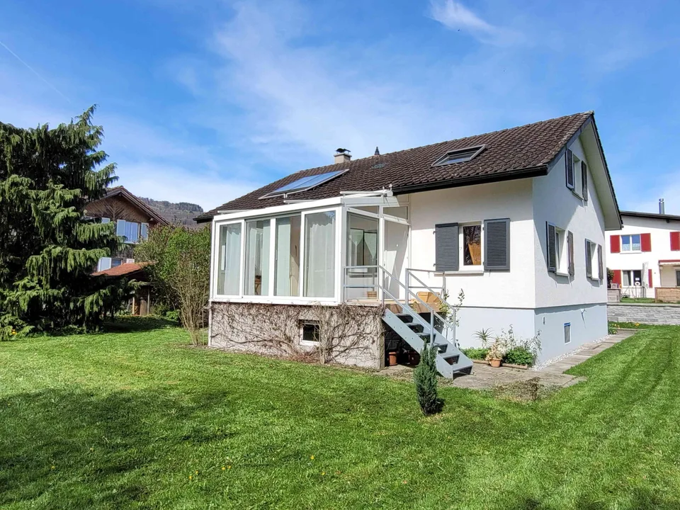 Einfamilienhaus, teilrenoviert, massiv gebaut, voll unterkellert