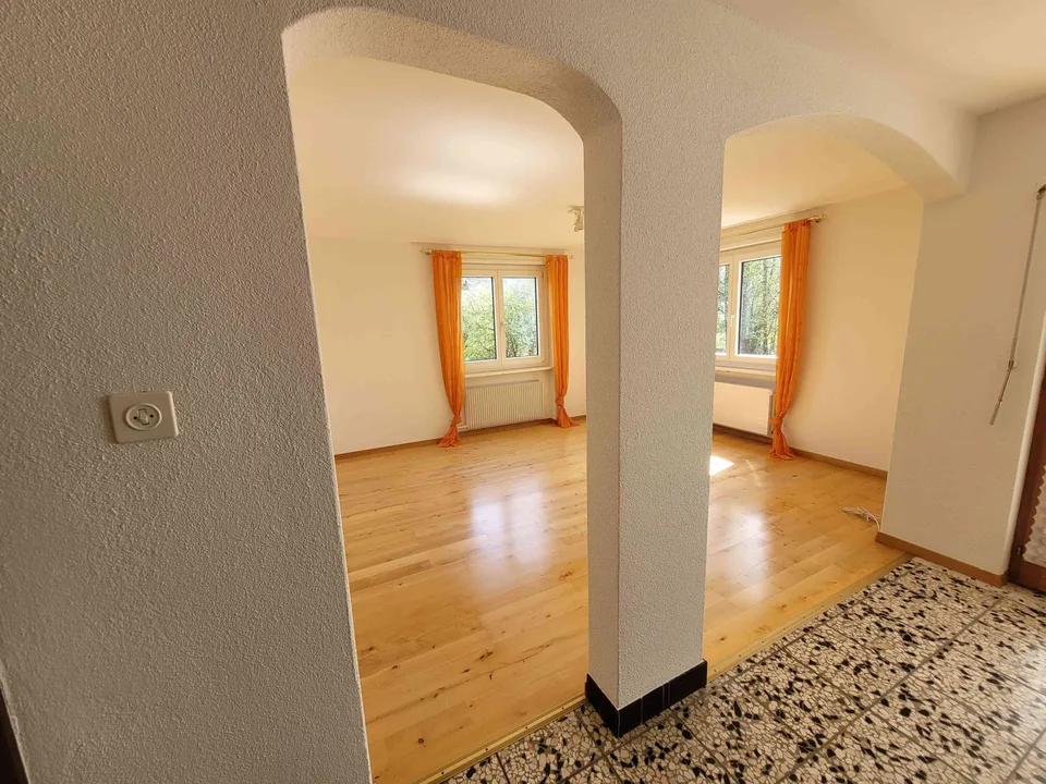 Einfamilienhaus, teilrenoviert, massiv gebaut, voll unterkellert