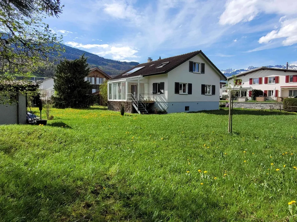 Einfamilienhaus, teilrenoviert, massiv gebaut, voll unterkellert