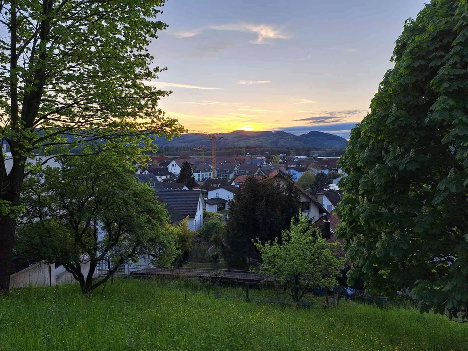 Grosse Baulandparzelle an ruhiger, sonniger Hanglage mit Weitsicht