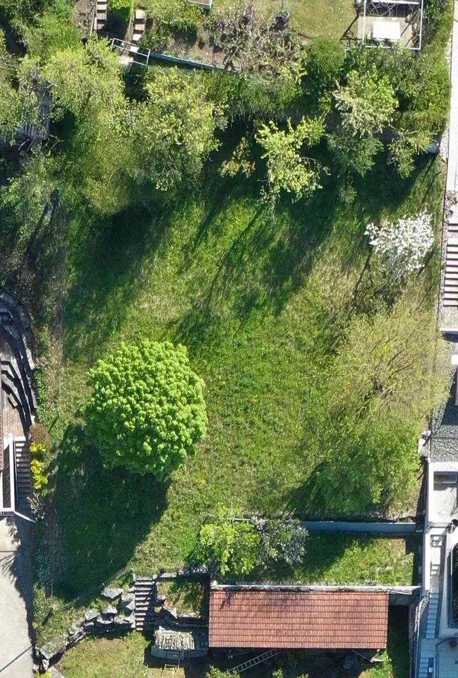 Grosse Baulandparzelle an ruhiger, sonniger Hanglage mit Weitsicht