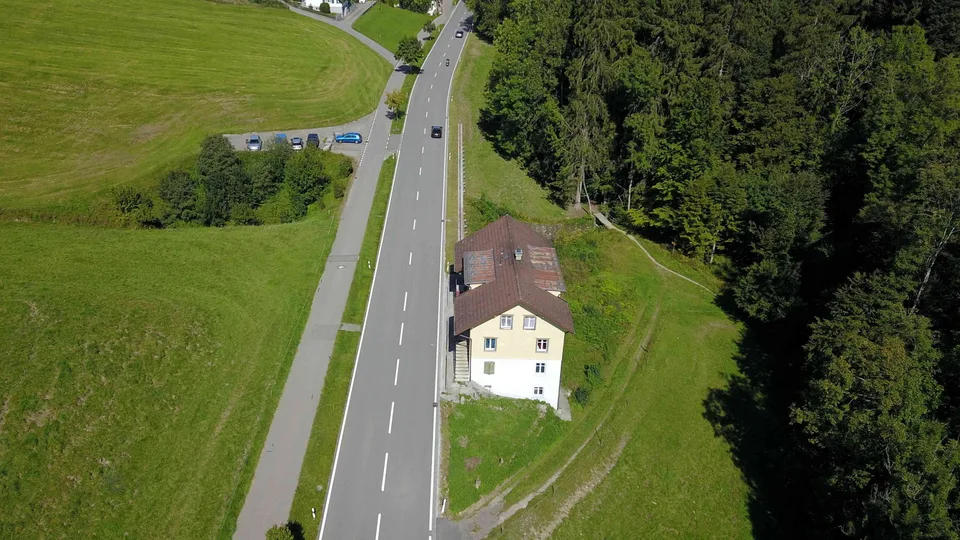 Freistehendes 6-Familienhaus mit separater Parkplatzfläche