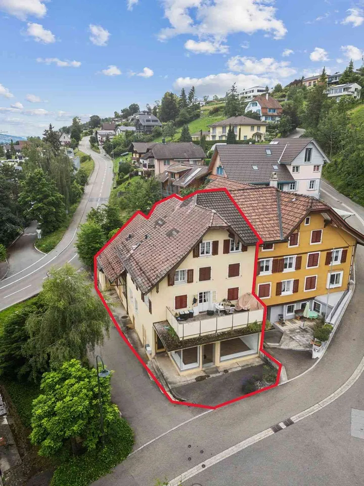 Immobilie mit Gewerbefläche, geräumiger Wohnung und stabiler Rendite