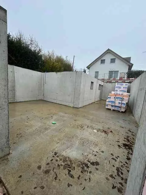 Bauland mit isoliertem, wasserdichtem Wohn-Keller, BJ. Sept. 2025