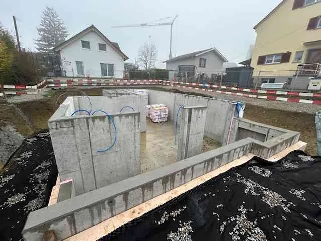 Bauland mit isoliertem, wasserdichtem Wohn-Keller, BJ. Sept. 2025