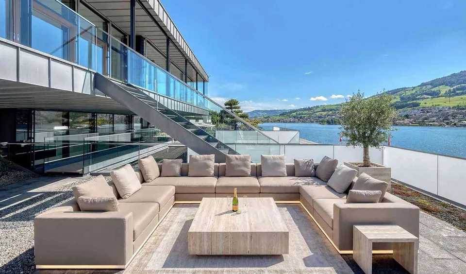 Villa mit direktem Seeanstoss