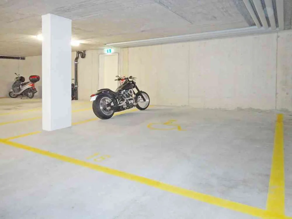 XXL-Tiefgaragenplatz, hell und freundlich, nähe Zürich zu verkaufen