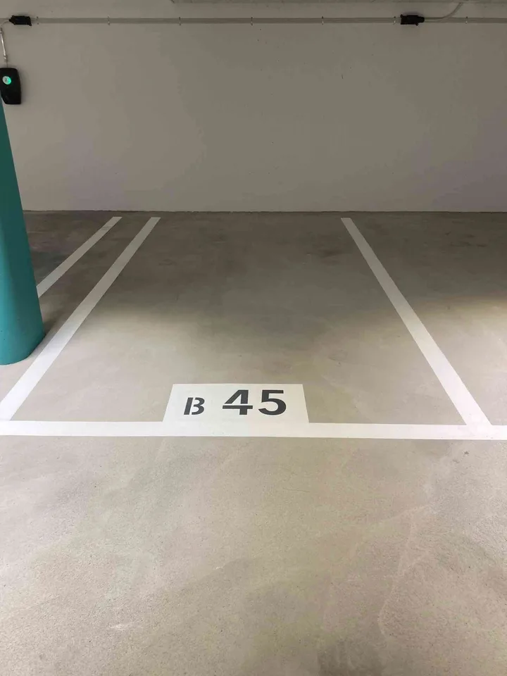 Neu: Breiter Parkplatz zu verkaufen in Überbauung Rotbach