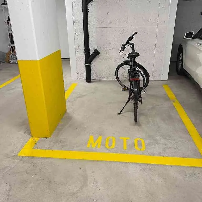 Velo Moto Tiefgaragenstellplatz in 8181 Höri vermietet