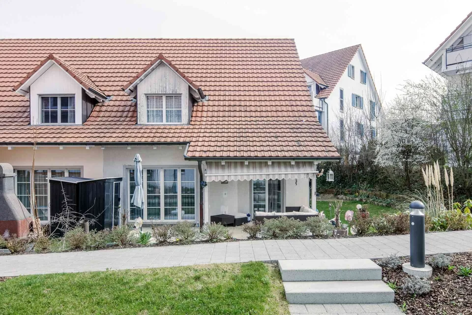 Grosszügige 5.5 Doppelhaushälfte mit schönem Garten