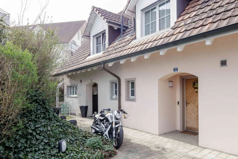 Grosszügige 5.5 Doppelhaushälfte mit schönem Garten
