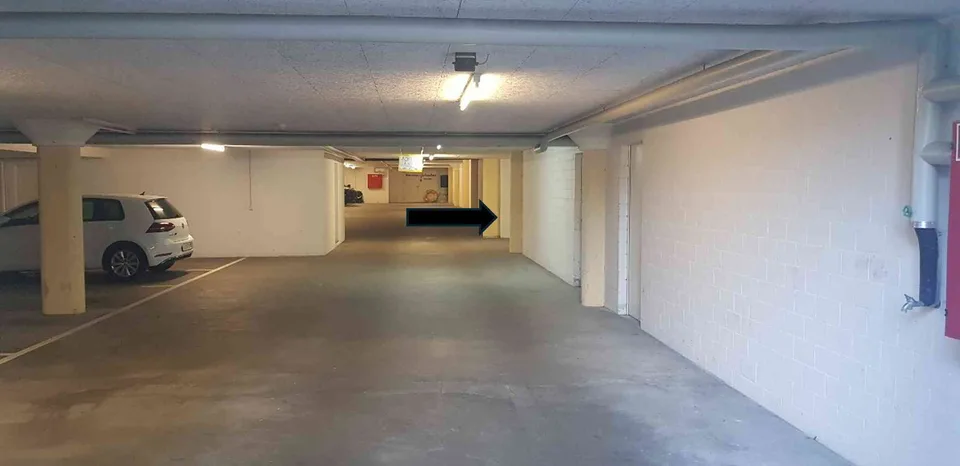 Schnäppchen Einstellhallenplatz für Kleinwagen (Motorrad, Velo)