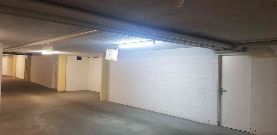Schnäppchen Einstellhallenplatz für Kleinwagen (Motorrad, Velo)