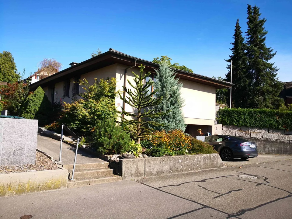 Modernisierter 4½-Zimmer-Bungalow mit grosser Terrasse und hochwertige