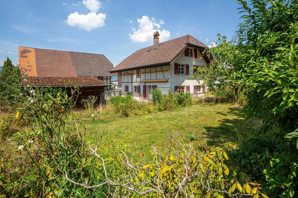 Stöckli mit 2 Wohnungen und grossem Garten
