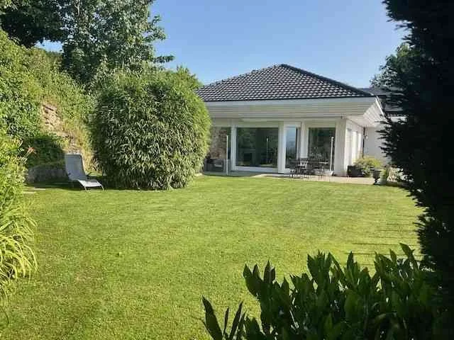 5-Zimmer Doppeleinfamilienhaus mit Garage für 4 Autos